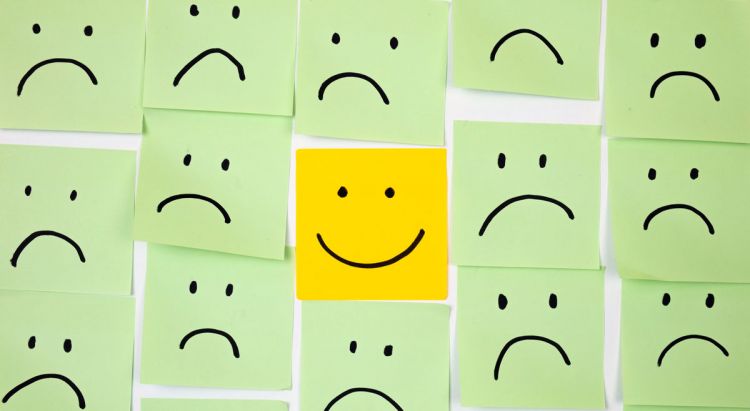 Klebezettel mit fröhlichem und traurigen Smileys